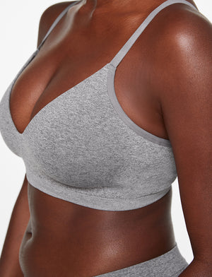 Flattering with built-in bra cups. Our new AIRism Active Cropped